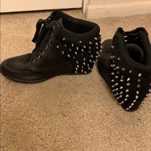 Wedge sneakers with spikes.